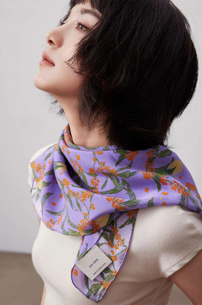 The model wore a purple osmanthus silk square scarf as a neck ornament, showing its elegant temperament and versatility from the side.