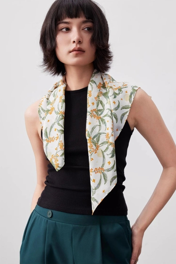 The model wore a white osmanthus silk square scarf as a neck scarf, showcasing its elegance and versatility.